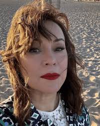 Jennifer Tilly, nouvelle recrue de « RHOBH », révèle que le tournage est «  fou » et « plus effrayant que Chucky »