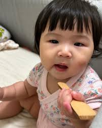 My Cindy babe💗 已經是個爬行小生物， 家裡必須隨時保持乾淨。 開始跟姊姊一搭一唱， 開口講的不是爸爸、媽媽， 而是「姊姊」。  長了三顆牙齒， 愛拿媽媽手臂當固齒器， 但孩子這一點也不美味😂 #愛你