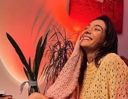 Ünlü oyuncu Aybüke Pusat sırt dekolteli pozuyla dikkat çekti - Bu güzellik halis mi