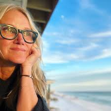 Are happy people more grateful? Do grateful people feel happier? I'm not  sure but Heres what I do know. Gratitude is not a happiness pill. It  doesn't work like that. It's also