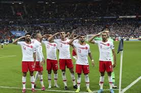 Nachfolgend finden sie die aufstellungen der türkei und italien. Nach Militargruss Fur Turkische Armee Sportgerichtsverfahren Gegen Drei Klubs In Recklinghausen Fussball Stuttgarter Zeitung