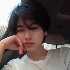 A Imagem Pode Conter 1 Pessoa Selfie E Close Up Shortcurlyhair Korean Short Hair Korean Haircut Tomboy Hairstyles