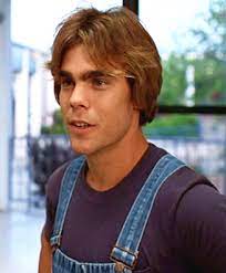 1976'da okulun son gününde bir grup teksas gencin maceraları, taşçılar, sporcular ve meraklılar arasında kolayca hareket eden öğrenci randall floyd'a odaklandı. Is It Weird Sasha Jenson Is Playing A Teenager In Dazed And Confused Tigerdroppings Com