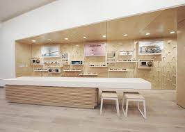 west of west infuses an eyewear store with a california vibe 和モダン 内装 ブースデザイン クリニックデザイン