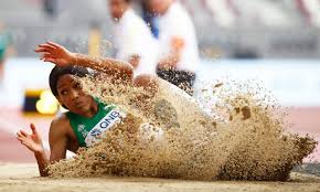 200 metros rasos é uma modalidade olímpica de corrida no atletismo.a prova é provavelmente a mais antiga de todas as provas atléticas, já que a primeira corrida que se disputou nos jogos olímpicos da antiguidade, o stadion, 1 media mais ou menos 600 pés gregos, cerca de 192 m, uma volta inteira no estádio, o que equivale aos nossos modernos 200 metros. Mamona Estabelece Novo Recorde Do Triplo Salto Em Pista Coberta Maisfutebol