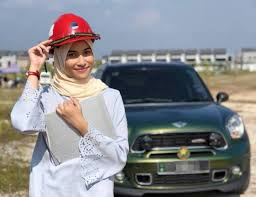 Masih berbekas perasaan ralat di hati bakat yang dicungkil menerusi program realiti, pencetus ummah musim keempat, riz ismail apabila terpaksa melepaskan tawaran membintangi drama popular, mr grey. Dialek Anak Mami Julang Nama Eyra