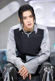 Kris wu, sinh ngày 6 tháng 11 năm 1990) với nghệ danh kris (tiếng triều tiên: Trá»‹nh Sáº£ng Tranh Thá»§ Keu Oan Giá»¯a Scandal Cá»§a Ngo Diá»‡c Pham Ngoi Sao