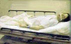 Steve ruda told the times that paramedics responded to a 911 call from the home. Mj S Body Left Alone On A Trolley Emirates24 7