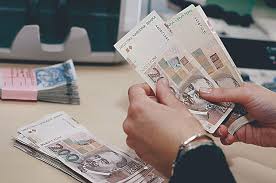 Prosječna isplaćena neto plaća po zaposlenom u pravnim osobama u hrvatskoj za ožujak iznosila je 6.464 kune, što je realno na godišnjoj razini više za 2,5 posto, pokazuju podaci državnog zavoda za na godišnjoj razini, prema ožujku 2018., prosječna je bruto plaća bila realno viša za 2,8 posto. Novac Pad Prosjecnih Placa U Studenom No U Siroj Regiji Vise Place Imaju Samo U Sloveniji