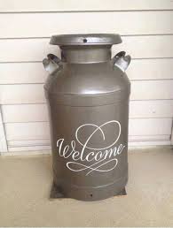 Got An Old Milk Can Kicking Around Love This Idea If I Ever Come Across A Milk Can I M Totally Doing This Bemalte Milchkannen Milchkannen Deko Deko