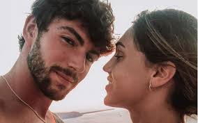 Ignazio moser all'isola dei famosi 2021 si cimenta nella prova dell'eroe e cecilia rodriguez… ignazio moser all'isola dei famosi 2021 ha avuto modo di fare il bagno, spesso e volentieri, ma anche di presentarsi ad angela melillo che, appena ha smesso di piangere e disperarsi per via di myrea ha. Cecilia Rodriguez E Ignazio Moser Foto Bollente Nella Vasca Da Bagno Tvzap