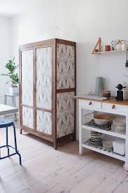 Repeindre un meuble en bois, couleur bleu marine, parquet marron, mur couleur grise. Relooking Meuble Ancien 15 Idees Pour Les Relooker Cote Maison