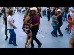 Vuelve Erika A La Plaza El Besito Que Me Diste Munequita Youtube Besos Volvi Plaza