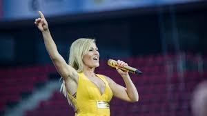Since her debut in 2005 she has won numerous awards, including eight echo awards. Die Helene Fischer Festspiele In Koln Ein Phanomen Macht Atemlos