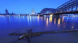 In köln führt der rhein hochwasser. Rhein Hochwasser In Nordrhein Westfalen Koln Stellt Schifffahrt Ein Der Spiegel