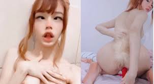 Me1adinha branquinha safada com plug anal no cuzinho e consolo na buceta. -  Nua - Pelada - XXX - Porno