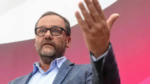 Josef „sepp schellhorn (* 12.mai 1967 in schwarzach im pongau, land salzburg) ist ein österreichischer unternehmer, gastronom und politiker (neos, vormals övp).seit 2014 ist er abgeordneter zum österreichischen nationalrat.er ist landesvorsitzender von neos salzburg.vom 23. Mitgliederversammlung Sepp Schellhorn Bleibt Neos Chef In Salzburg Krone At