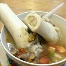 It is prepared with goat meat, tomato, celery, spring onion, ginger, candlenut and lime leaf, its broth is yellowish in colour. Rajanya Kuliner Bunda Dina Manjakan Penggemar Sumsum Di Cirebon