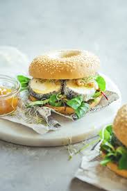 Bagels Chevre Miel Au Confit De Poires Epice Fraise Basilic Recettes De Cuisine Chevre Miel Bagels