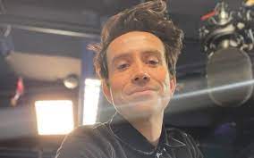 Nick grimshaw is a radio and tv presenter best known for hosting the bbc radio 1 show, the radio 1 breakfast show.he is also known for his show on channel 4, e4, bbc one, bctwo, and channel 4 youth strand t4. Bc849j5rnakeem