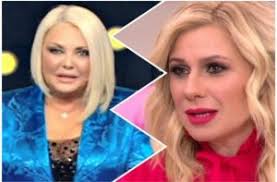 Τις καλοκαιρινές της διακοπές απολαμβάνει η κατερίνα καραβάτου, περνώντας ξέγνοιαστες στιγμές με τα δύο παιδιά της, την αέλια και τον μικρό αρίωνα. Apokalypseis Fwtia Gia Th Royla Koromhla Kai Thn Katerina Karabatoy To Agnwsto 3emalliasma H Klemmenh 8esh Kai To Maniatiko Sto Fws Olo To Paraskhnio Europost Gr