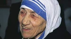 A lo largo de su vida, esta monja y misionera realizó importantes reflexiones y lemas de vida para difundir su mensaje. Humilde Y Sofisticada Asi Era La Madre Teresa De Calcuta Que Conoci Bbc News Mundo