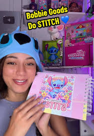 Bob Goold Do Stitch Segurando Pipoca No Chão Pintado