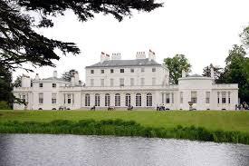 Prinz harry und herzogin meghan 3,5 millionen euro für das royale haus 05.04.2019, 13:57 uhr prinz harry und seine hochschwangere frau herzogin meghan wohnen ab sofort im frogmore cottage. Frogmore Cottage So Sieht Das Neue Zuhause Von Meghan Harry Aus Glamour