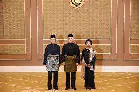 Siti hasmah image via fbcdn.net istiadat pengurniaan suratcara pelantikan dan istiadat mengangkat sumpah jawatan dan taat setia serta sumpah menyimpan rahsia oleh tun mahathir sebagai perdana menteri dimulakan pada 9.30 malam. Galeri Foto Album Angkat Sumpah Pm Ke 7 Tun Dr Mahathir Mohamad Di Istana Negara Pada 10 Mei 2018 Image Angkat Sumpah Pm Ke 7 Tun Dr Mahathir Mohamad Di Istana Negara Pada 10 Mei 2018