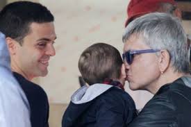 Ora tobia è a tutti gli effetti mio figlio e porterà anche il mio cognome. Nichi Vendola A Spasso Per Roma Con Il Figlio Tobia Gay It