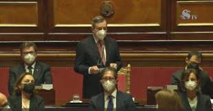 Mario draghi è tornato a parlare nell'aula del senato, dove ha chiesto la fiducia con il discorso di questa mattina.nella replica alle dichiarazioni dei senatori che si sono susseguite durante il corso della giornata a palazzo madama, il presidente del consiglio ha risposto puntualmente alle questioni sollevate dai rappresentati dei vari partiti. Ynh2c7ed7wblom