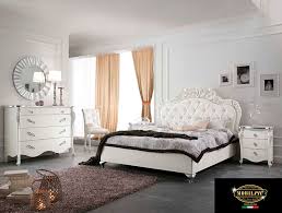 Una porzione di parete si prolunga sul pavimento differenziando la zona letto dal resto dell'ambiente. Arredamenti Ramunno Arredamento Casa San Severo Foggia