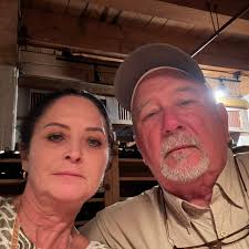 Ashley has one daughter named Holly . Ashley is married to Bariki. Twitter:  _mermaidbarbie IG and SC: ashleysiren