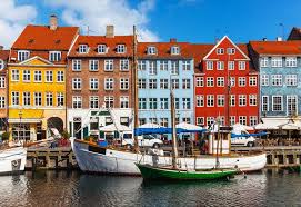 Συνορεύει από ξηράς μόνο με τη γερμανία, ενώ από θαλάσσης γειτνιάζει με τη σουηδία, τη νορβηγία, τη βόρεια θάλασσα και τη βαλτική. Dania O Skandinabikos Topos Ths Armonias Kai Ths Omorfias Clickatlife