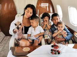 Alana one of the four children of the family, was born from the couple's union. Cristiano Ronaldo Lasst Katze Zur Behandlung Per Privatjet Fliegen
