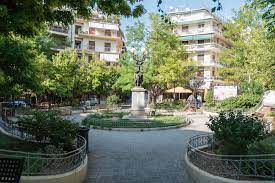 Μεγάλο κορωνοπάρτι πραγματοποιήθηκε χθες βράδυ στην πλατεία αγίου γεωργίου στην κυψέλη. H Geitonia Moy O Kosmos Olos Kypselh Athens Voice