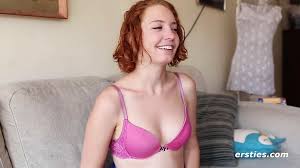 Rauchende heiße Amateur-Rothaarige Kara - ersties