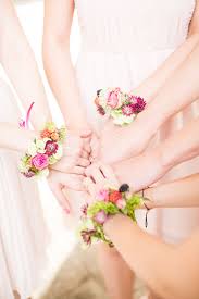 Hochzeitsblog Hochzeitswahn Sei Inspiriert Blumenschmuck Hochzeit Hochzeit Blumen Armband