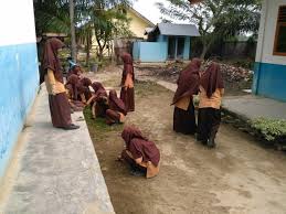 Saling membantu saat ada kegiatan jumat bersih. Gotong Royong Di Sekolah Steemit