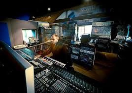 Chemical Brother Tom Rowlands In The Studio Just Heavenly The Chemical Brothers Home Studio Music Famous Musicians