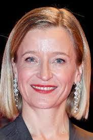 Iris Strauss's Instagram, Twitter & Facebook