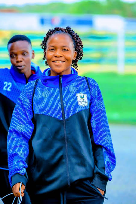 ELIZABETH JOHN CHENGE | MCHEZAJI TEGEMEO JKT QUEENS & TWIGA STARS. Mchezaji Kiungo namba sita wa kutumainiwa JKT Queens na timu ya Taifa ya Wanawake Twiga Stars. Zao la Alliance Academy, akiitumik