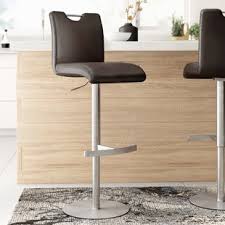 Dieser drehbare barstuhl ist eine bequeme wahl, um deinen gästen einen sitzplatz anzubieten. Alle Barhocker Leder Zum Verlieben Wayfair De