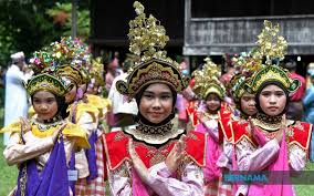 Buku ini mengetengahkan keindahan dan keunikan busana tradisional negeri sembilan. Bernama Kampung Budaya Terengganu Julang Kembali Warisan Tradisi Masyarakat Melayu