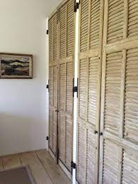 Voir plus d'idées sur le thème volet bois, porte fenetre, volet coulissant bois. Portes Placards Anciens Volets Alte Fensterladen Lamellenturen Fensterladen