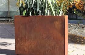 The contemporary yet rustic appearance means that these stunning planters bridge the gap between traditional and modern outdoor spaces, allowing you to create your own unique style. Corten Steel Metaline
