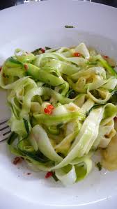 Jamie trevor oliver mbe (born 27 may 1975) is a british chef and restaurateur. Fur Heisse Tage Und Zu Gegrilltem Zucchini Salat Mit Chili Und Minze Nach Jamie Oliver Germanabendbrot