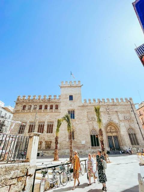 La Lonja de la Seda: Obra Maestra del Gótico Civil en Valencia