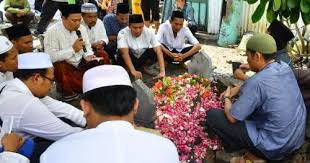 Talqin mayit sendiri biasa dilakukan seusai jenazah dimakamkan dan dimasukkan ke kuburan / liang lahat. Contoh Bacaan Talqin Mayit Singkat Lengkap Dengan Bahasa Latin Dan Terjemahannya Galeri Kitab Kuning