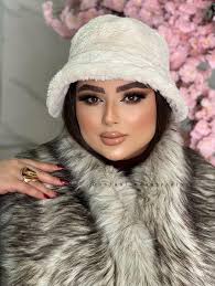 همیشه تلاشم اینه که میکاپ هر عزیز دقیقاً متناسب با فرم چهره‌ش باشه ✨  این‌بار یک میکاپ روسی ظریف و شیک کار کردیم 🌸 مثل همیشه با پیام‌های قشنگتون  بهم انرژی مثبت